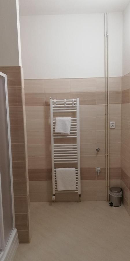 דצ'ין Booking Trzni מראה חיצוני תמונה