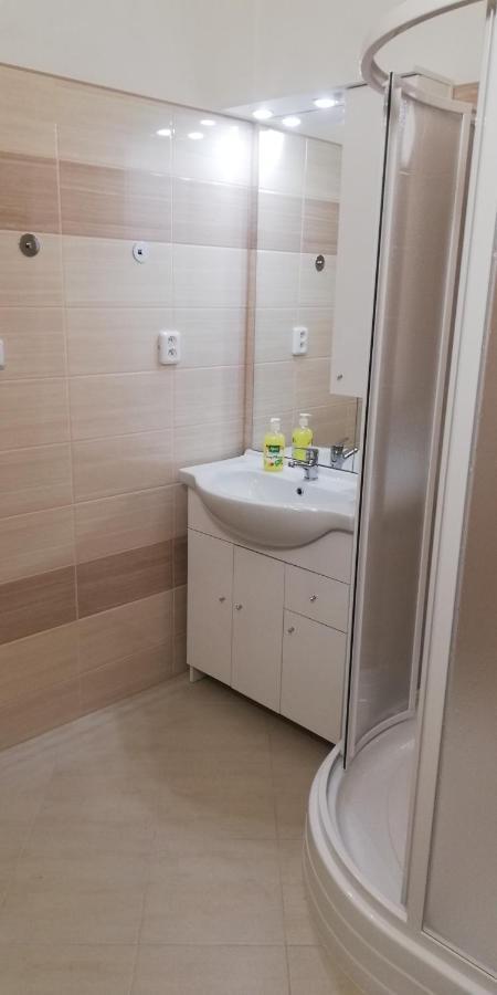 דצ'ין Booking Trzni מראה חיצוני תמונה
