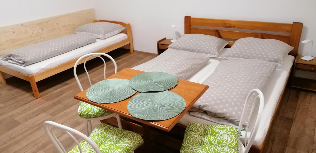 דצ'ין Booking Trzni מראה חיצוני תמונה